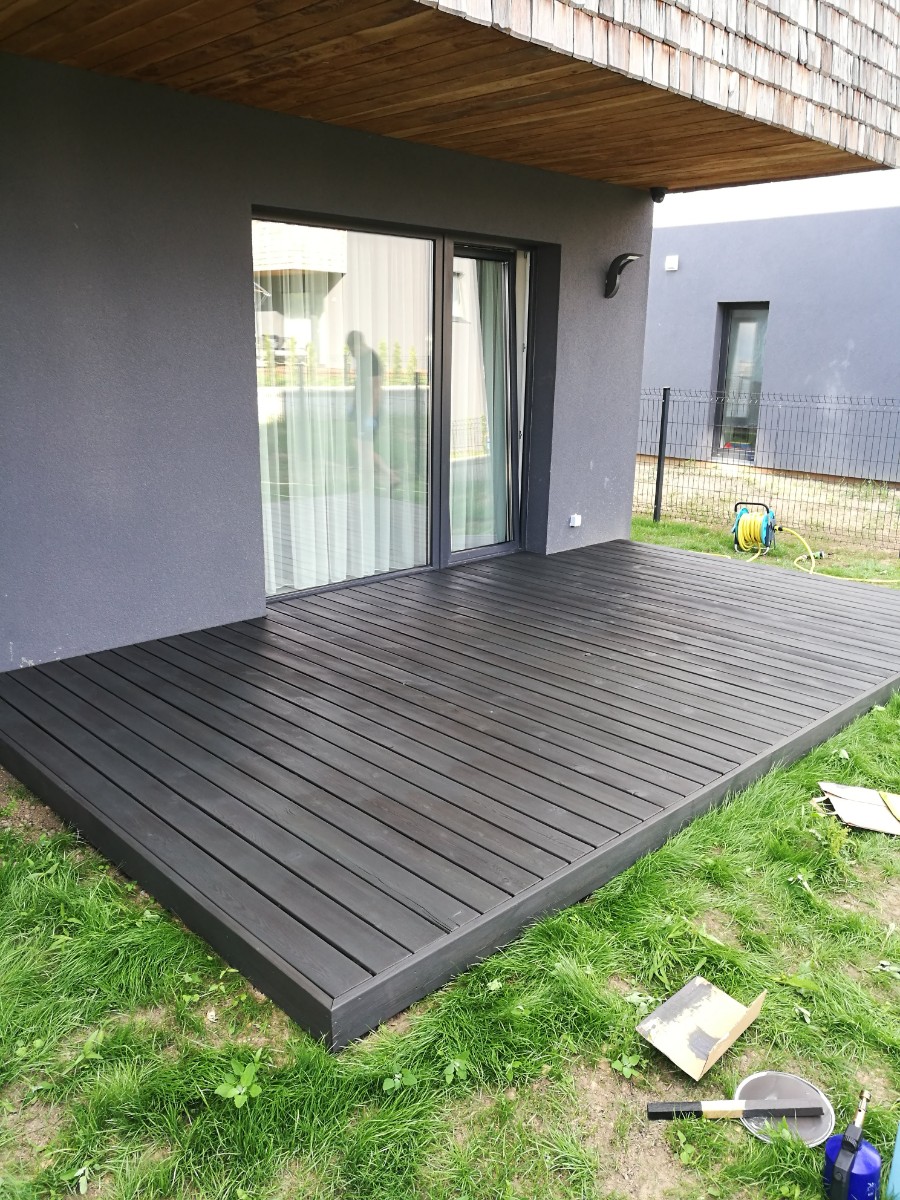 Wood decking vs composite